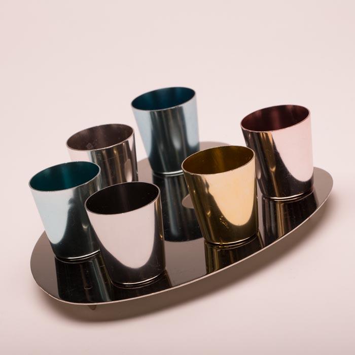 Magnetisk palet med 6 forskelligt-farvede shotsglas