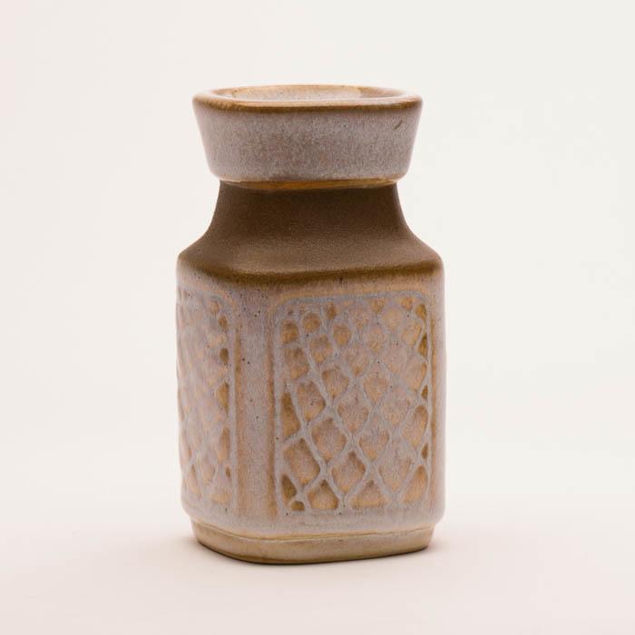 Lille Søholm vase, hvidlig m præget mønster