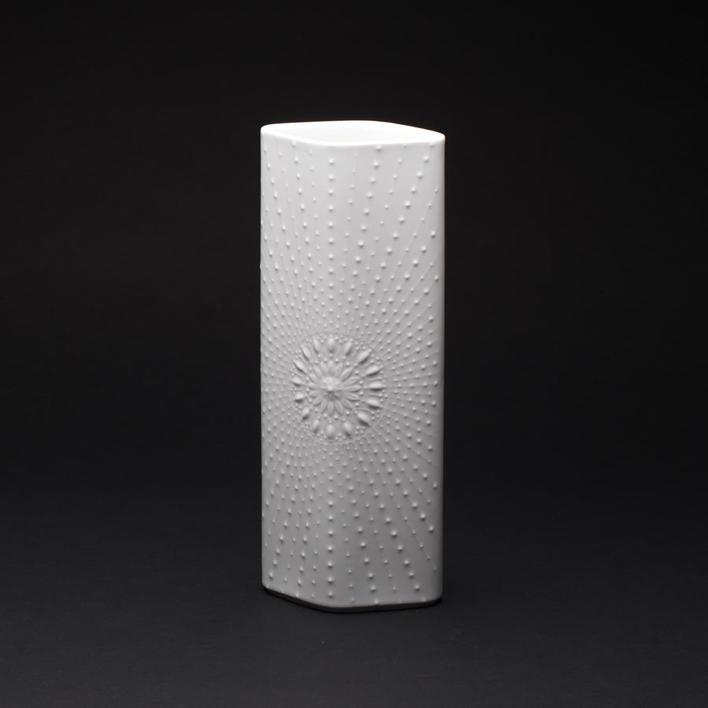 Hvid porcelænvase m profileret mønster