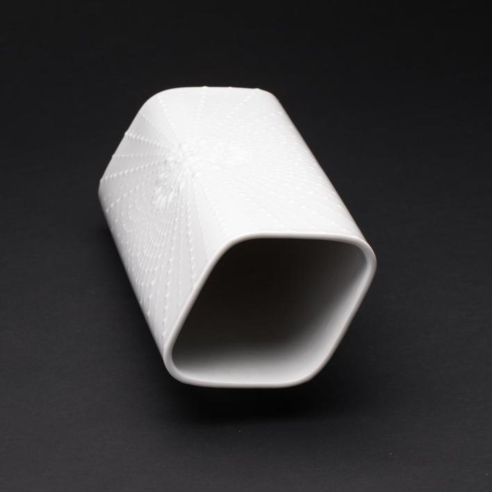 Hvid porcelænvase m profileret mønster