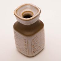 Lille Søholm vase, hvidlig m præget mønster